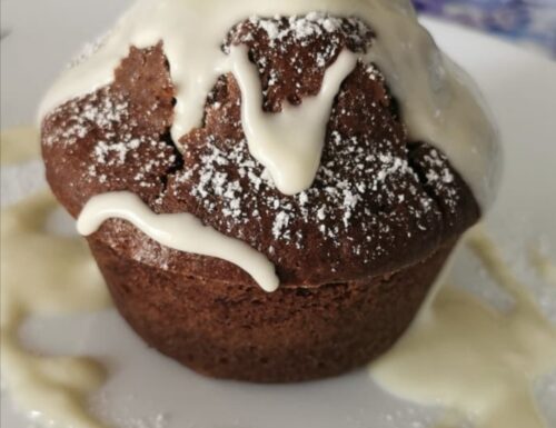 Muffin al cacao con cuore di cioccolato bianco