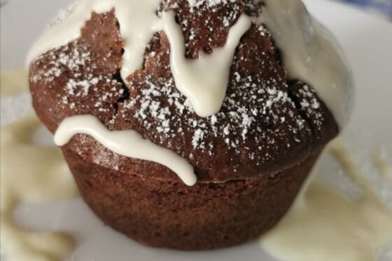 Muffin al cacao con cuore di cioccolato bianco
